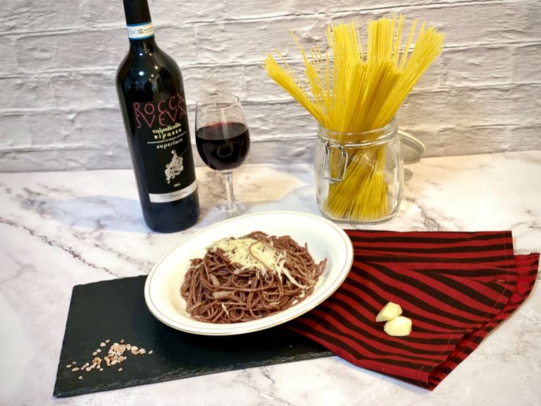 [REȚETĂ] Spaghete cu vin roșu, ulei și usturoi